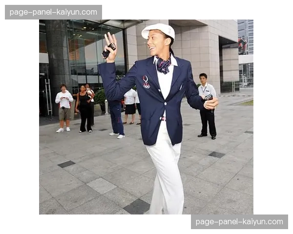 训练营中的温馨一幕：老将坎迪斯·帕克指导洛杉矶火花队年轻内线